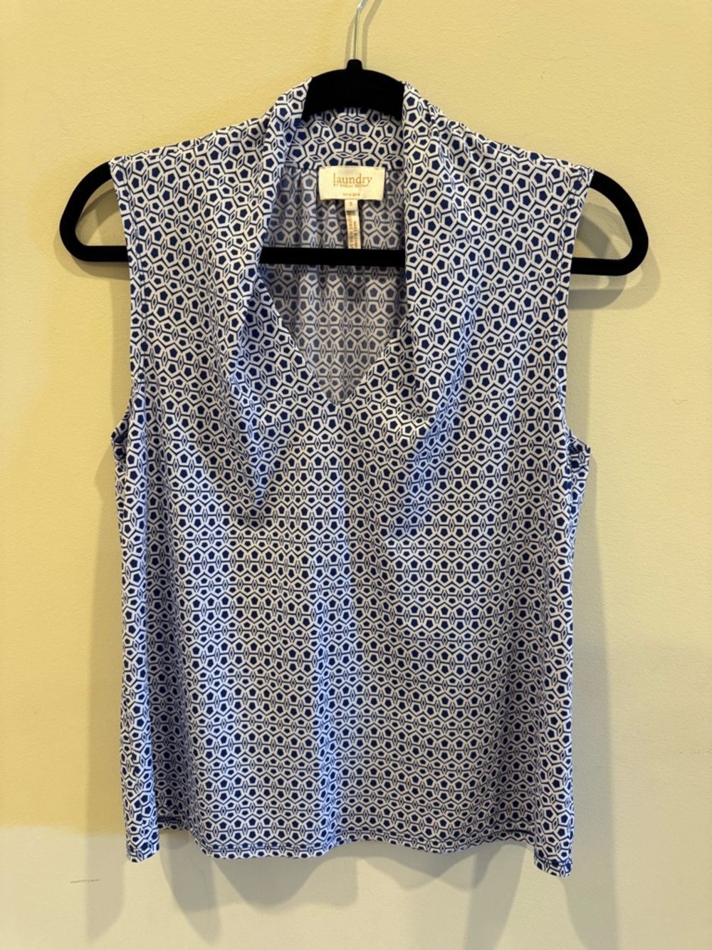 Laundry By Shelli Segal Blue & White Geometric V-Neck Sleeveless Top Size Small